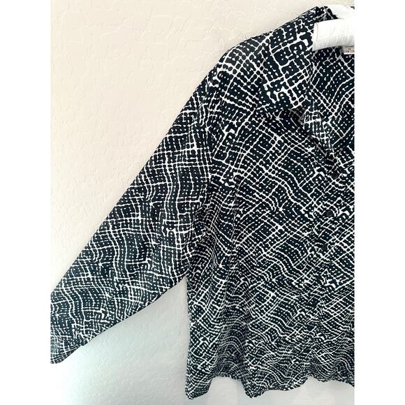 COLDWATER CREEK | Plus Size No Iron Black White Geometric Lightweight Blouse |2X - Picture 3 of 7